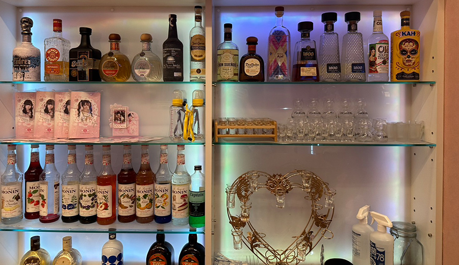 【事件です】フロアに舞った、虹色のカクテル…！？